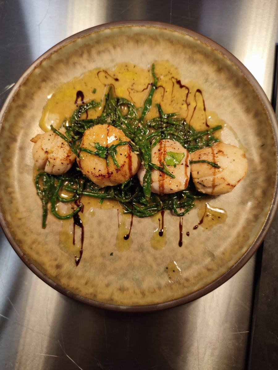 Seared scallops with samphire and herb dressing