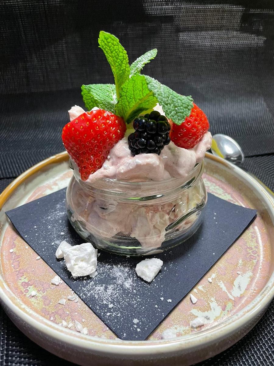 Dessert jar with berries, mint and meringue
